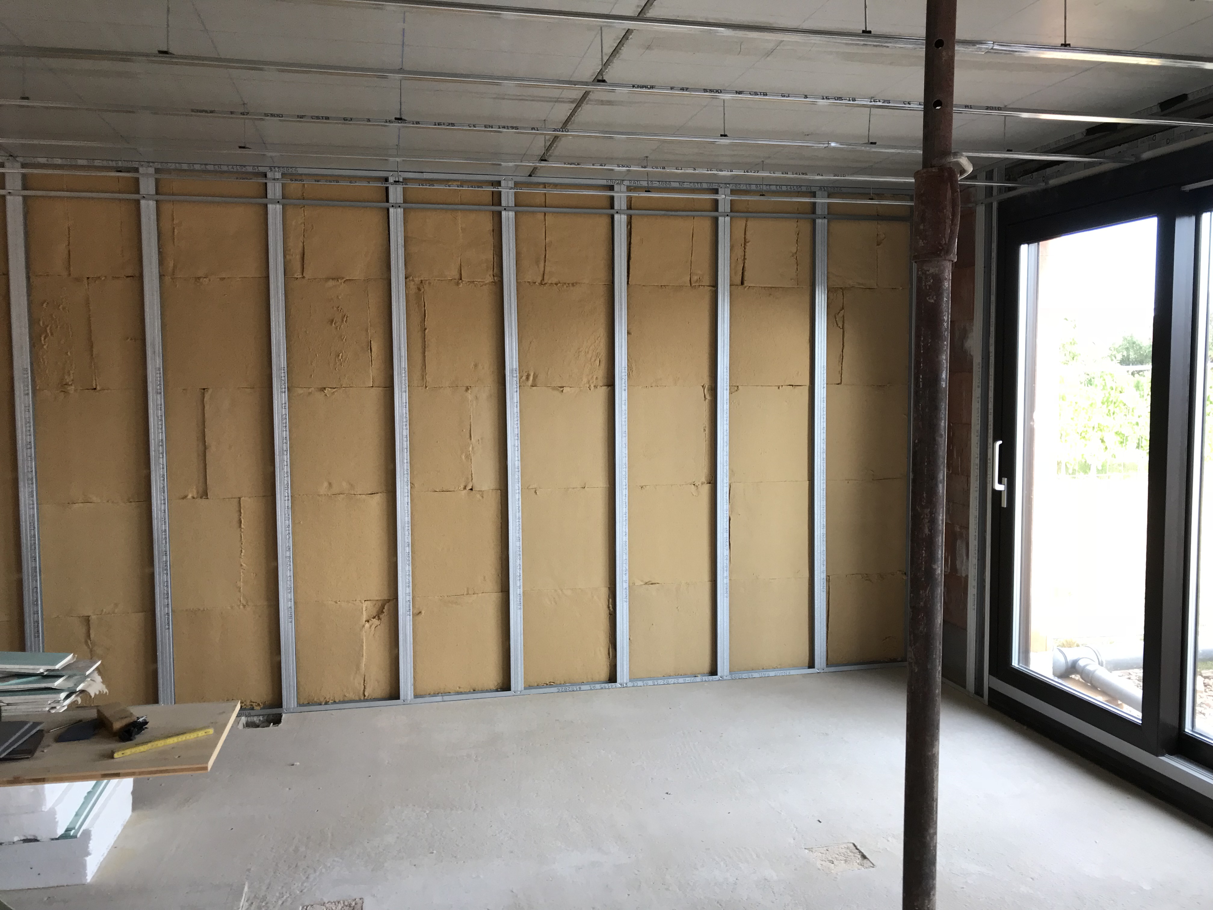 Isolation thermique par l'intérieur en cours de pose