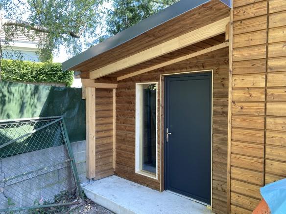 Auvent d'entrée en bois avec bardage assorti