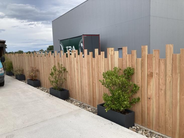 Clôture en bardage bois avec bacs à plantes