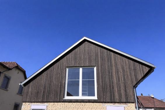 Bardage bois teinté foncé sur une autre réalisation
