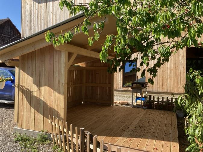 Carport ouvert avec structure et bardage bois