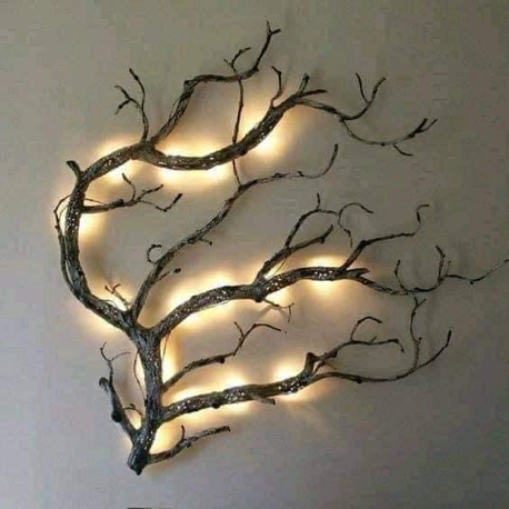 Décoration murale en bois avec éclairage intégré