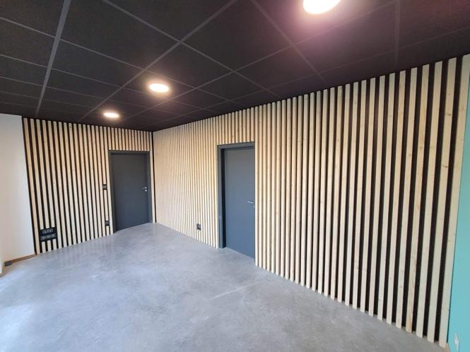 Habillage mural en bois à lattes dans un couloir