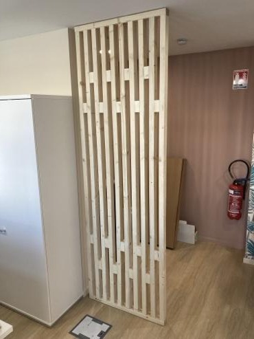 Panneau décoratif en bois à lattes