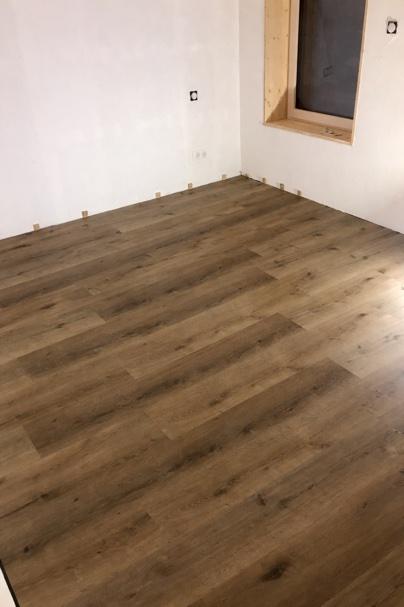 Pose de parquet en cours dans une pièce
