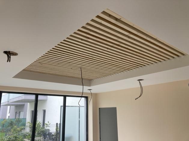 Plafond design à lattes de bois