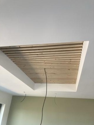 Plafond en niche avec lattes de bois