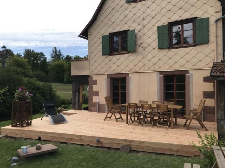Terrasse en bois aménagée avec mobilier extérieur